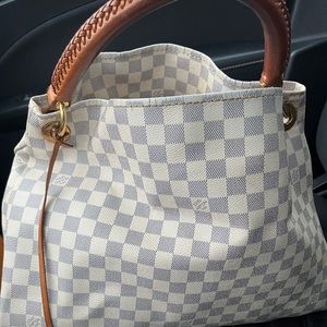 Artsy Damien Azur MM White